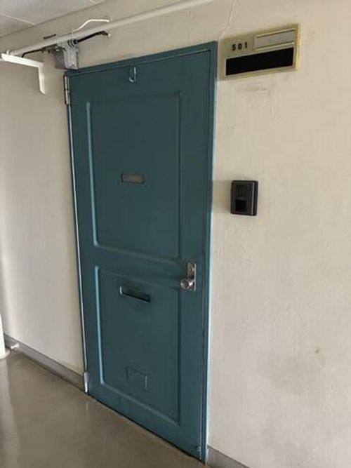 豊ビル501の玄関