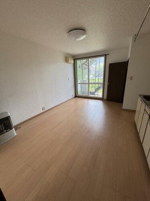 シティハイム色内の居間