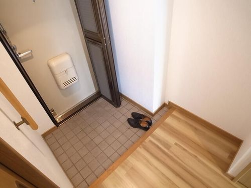 ハイツ国香401の玄関