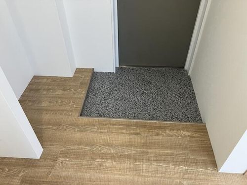 京都府亀岡市篠町王子市原(マンション)の賃貸物件の玄関
