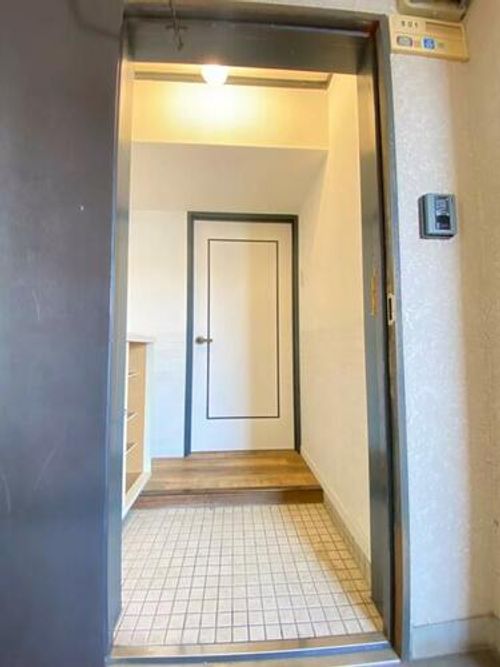 ライフハウス片野ビル501の玄関