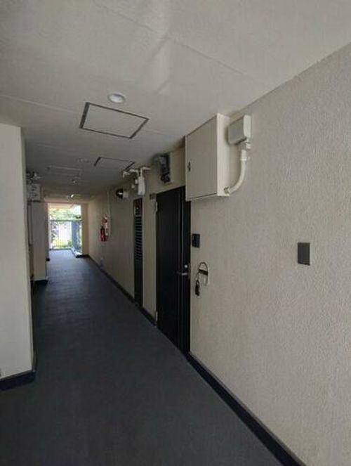 東園田マンションの玄関