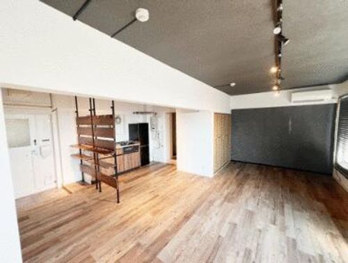 興信ビル403の居間