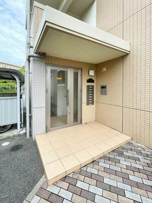 コンフォール別府の玄関