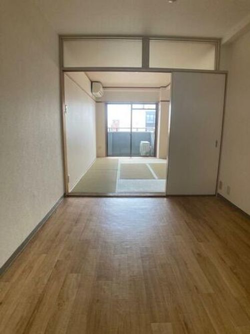 カワオトビルの内装