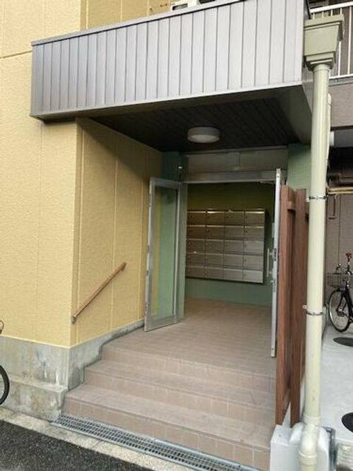 カワオトビルの玄関