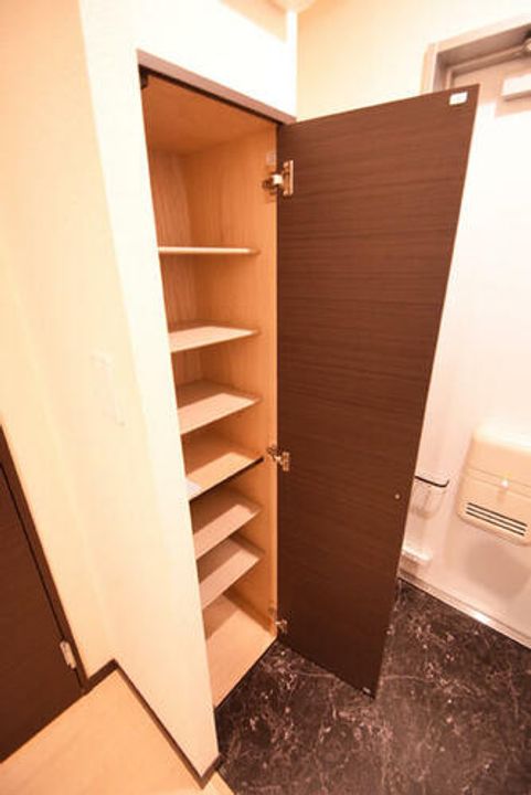 クレイノガーデンとねりこの玄関