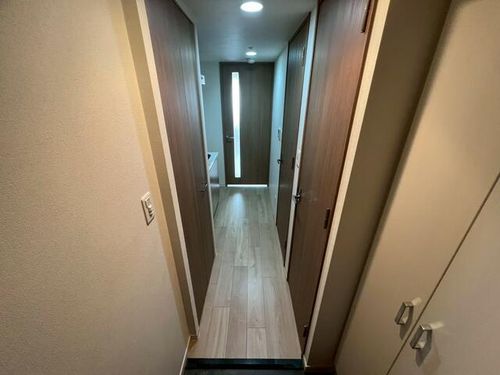 プレサンス丸の内城雅901の玄関