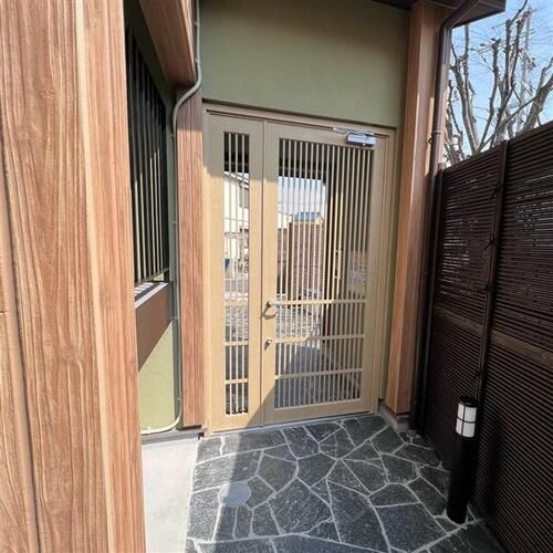 キャルムコート星田2番館103の玄関