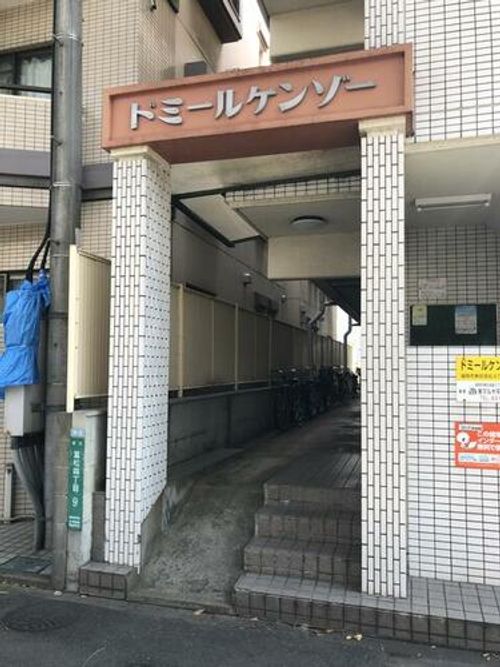 ドミールケンゾー202の玄関