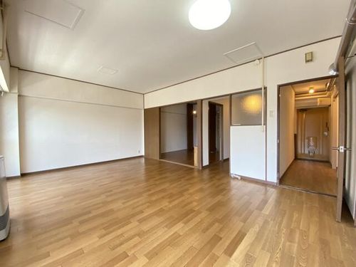円山ビルの居間
