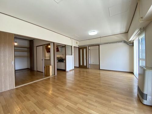 円山ビルの居間