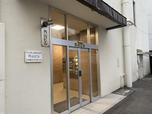 円山ビルの玄関