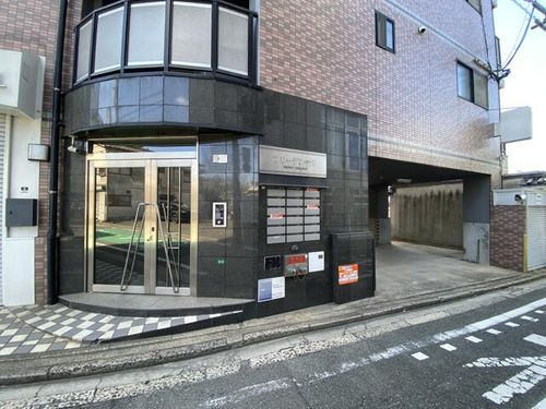 フリーデン今川702の玄関