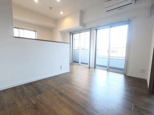 ホワイト御影石町の居間