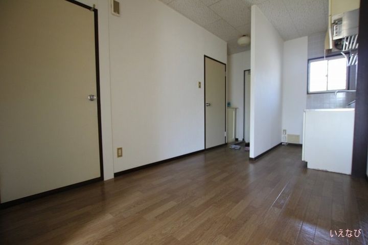 サンライフ内山 B棟202の居間