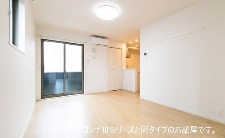 カーサ・ソレイユ B102の居間