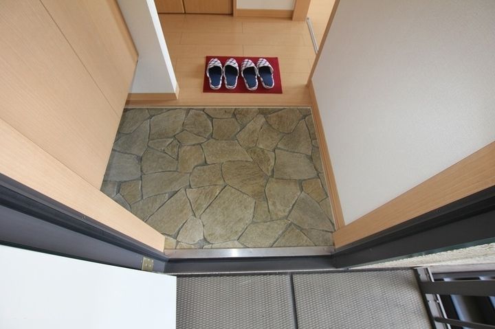 ウィルモア手城 C棟202の玄関