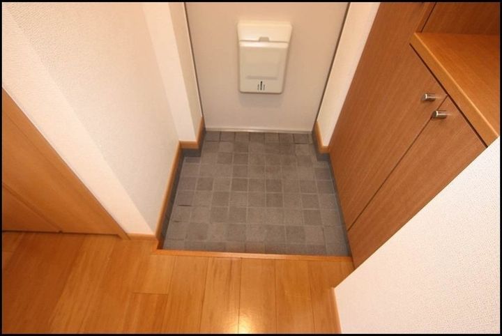 フルール小出103の玄関