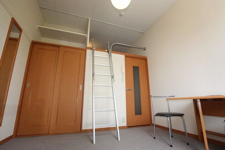 レオパレスル ポルトA202の居間