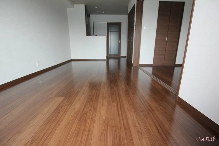 ザ・プレミア旭町303の居間