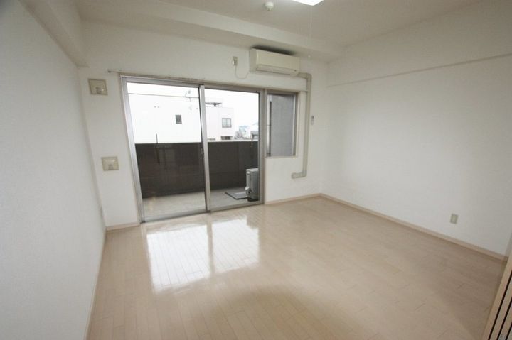 フラットリア春日504の居間