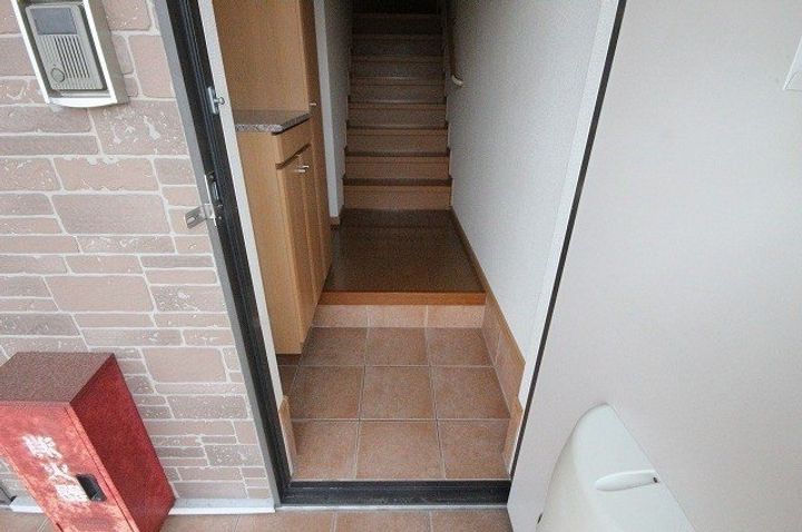 パストラル川部C201の玄関