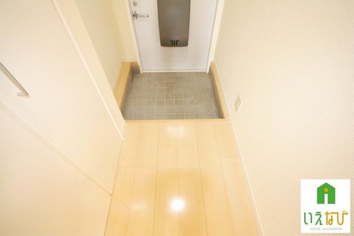 パインテイル B棟102の玄関