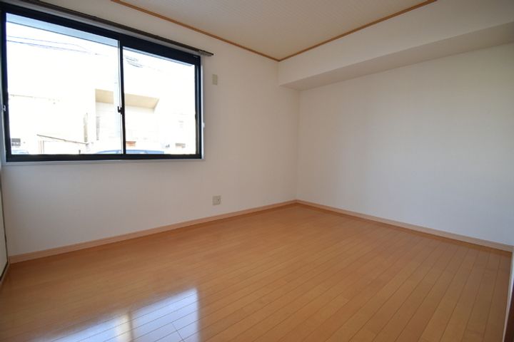 メゾン・ド・アムール A棟102の寝室