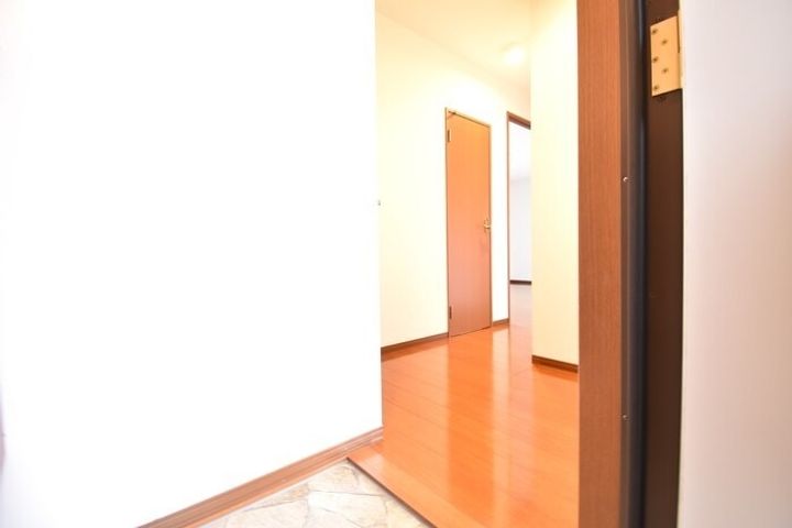 プロヴァンス土器東 B棟102の玄関