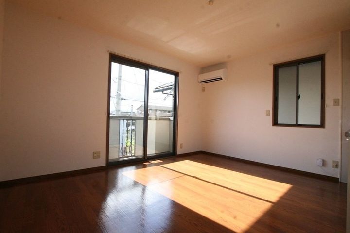 フローラルアベニュー藤田202の居間