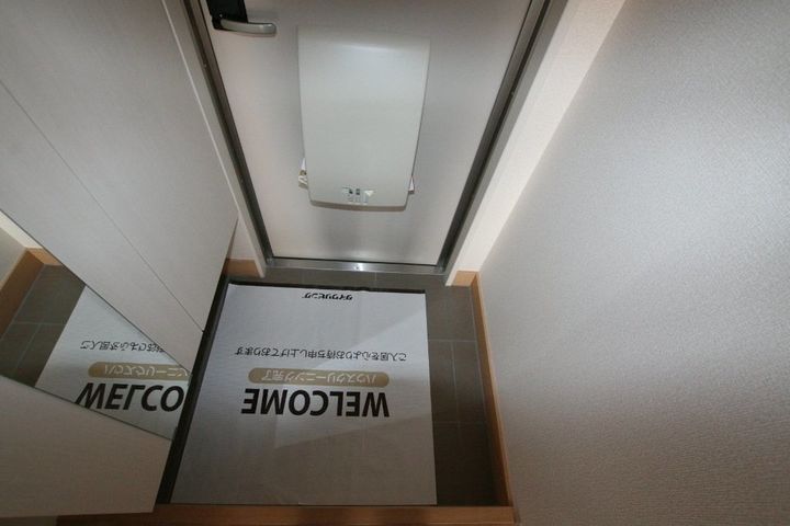 クローリス林町101の玄関