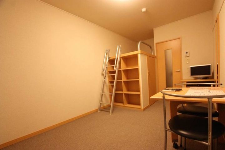 レオパレスエトワール 栗林303の居間