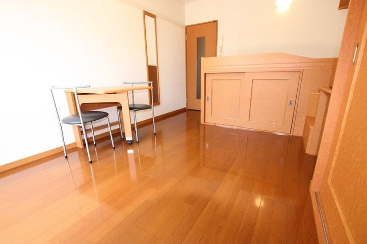 レオパレススカイ108の居間