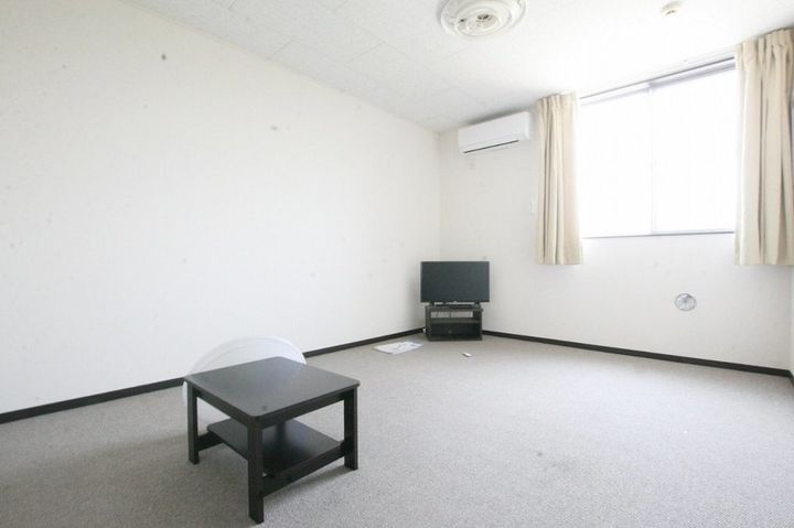 レオネクストボレロ三条202の居間
