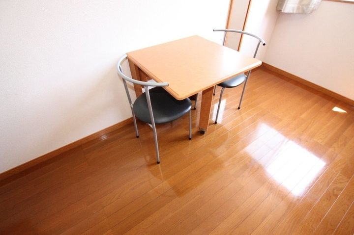 レオパレス栗林南101の居間