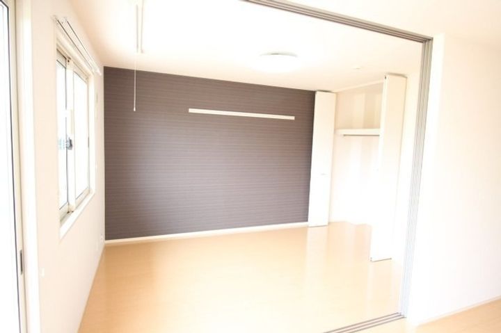 御所アリビオ B棟103の寝室