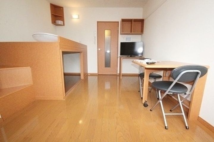 レオパレス栗林南106の居間