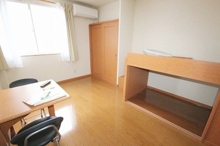 レオパレス栗林南106の寝室