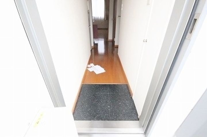 レオパレス栗林南106の玄関