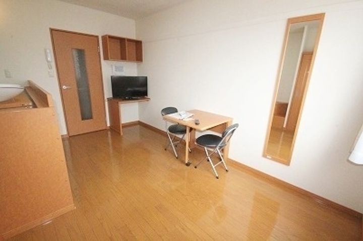 レオパレス栗林南106の居間