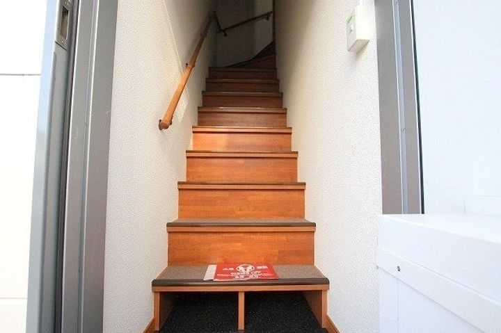 レオパレスアントラー205の玄関