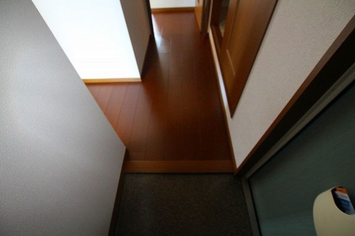 リビングタウン松縄 C棟101の玄関