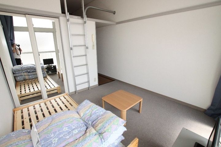 レオパレス栗林308の居間