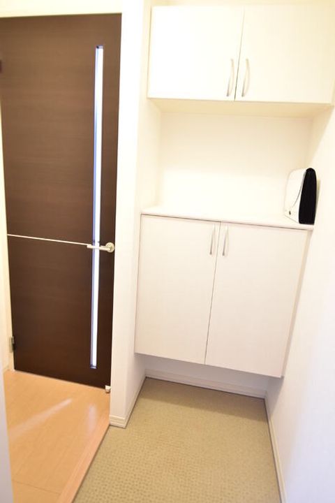 メゾン室町101の玄関