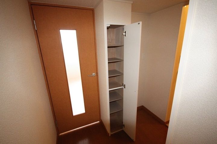 レオパレス志度111の玄関