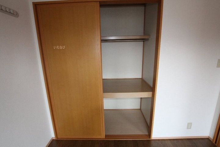 ツインハーモニーB棟202の玄関