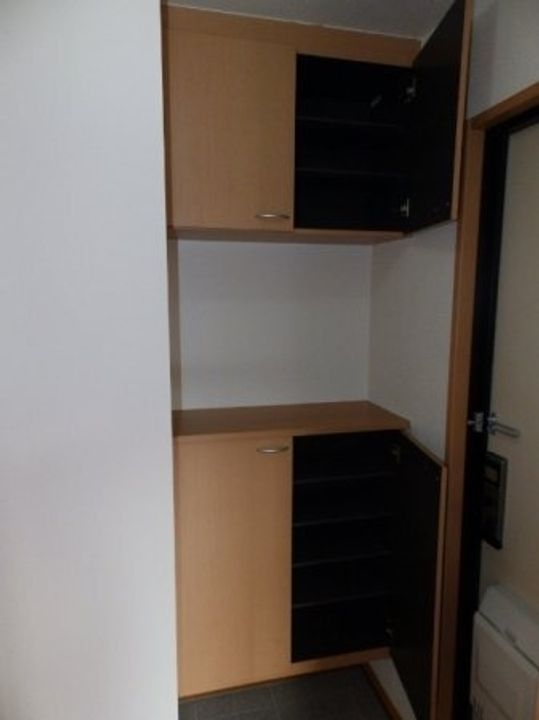 イースト・16 C棟205の玄関