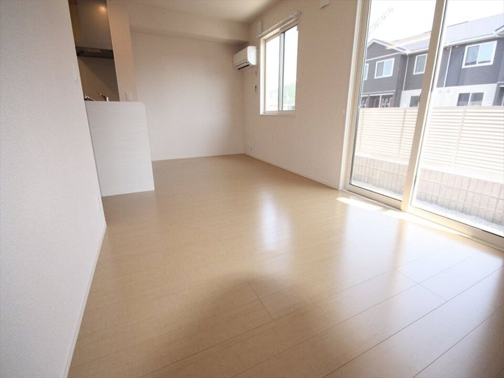 オネスト上林 B棟105の居間