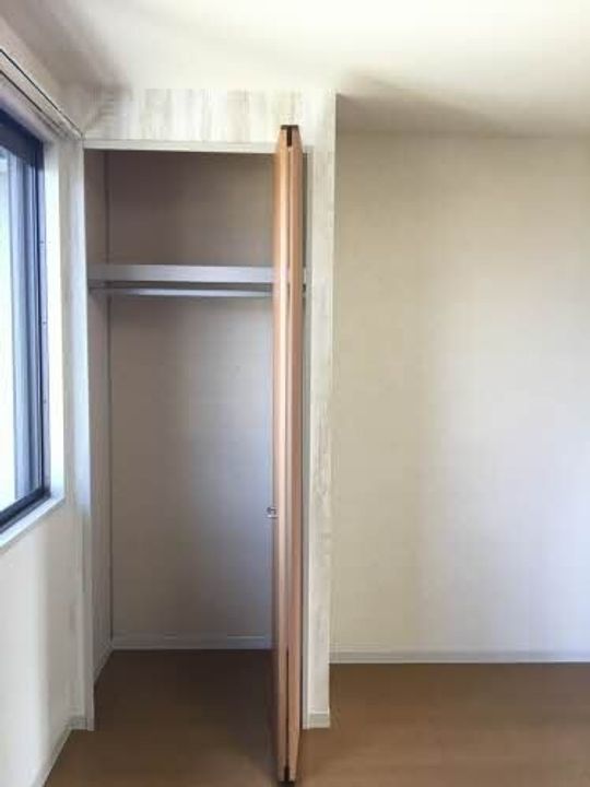 ルエスト B棟201の玄関